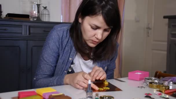 Frau Fertigt Ihrem Atelier Handgemachten Schmuck Aus Fimo — Stockvideo