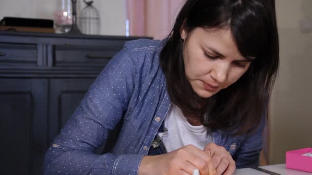Žena Vytváření Ručně Vyrobené Šperky Polymerové Hmoty Jejím Ateliéru — Stock video