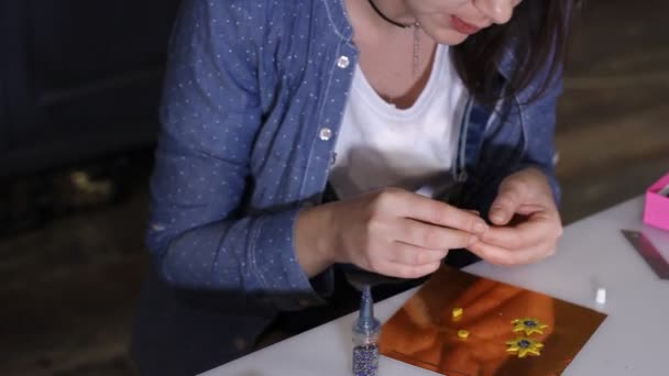 Bliska Wykwalifikowanych Kobieta Artysta Tworzenie Ręcznie Wykonana Biżuteria Modeliny Stole — Wideo stockowe