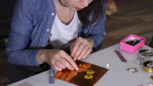 손에서 그녀의 스튜디오에서 테이블에 폴리머 클레이 보석을 만드는 예술가를 닫습니다 — 비디오