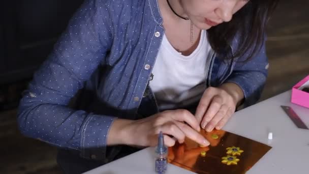 Vicino Abile Artista Donna Creando Gioielli Fatti Mano Argilla Polimerica — Video Stock