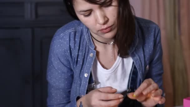 Vrouw Maken Hand Gemaakt Sieraden Van Polymeerklei Haar Atelier — Stockvideo