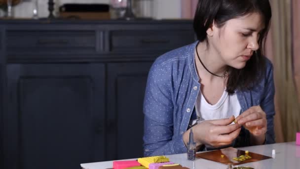 Vrouw Maken Hand Gemaakt Sieraden Van Polymeerklei Haar Atelier — Stockvideo