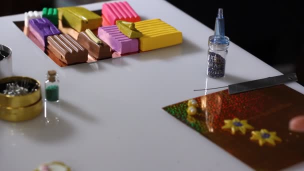 关闭熟练的女艺术家创造手工珠宝从聚合物粘土在她的工作室的桌子上 — 图库视频影像