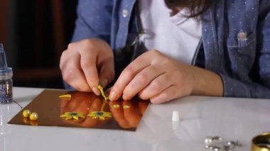 El yapımı takı polimer Clay onu studio tablo oluşturma yetenekli kadın sanatçı kapatın.