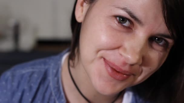 Artista Creativa Mujer Trabajando Con Placer Sonriendo — Vídeo de stock