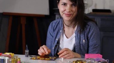 zevk ile çalışma ve gülümseyen yaratıcı sanatçı kadın