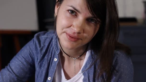 Artista Creativa Mujer Trabajando Con Placer Sonriendo — Vídeo de stock