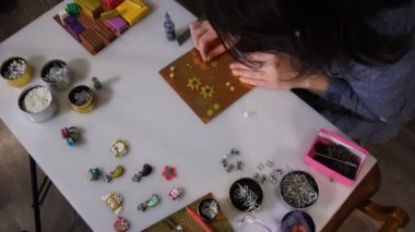 Kadın el oluşturma stüdyosunda polimer kil takı made.