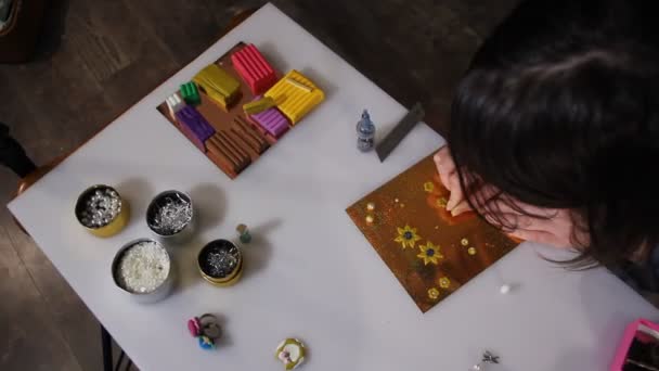 Жінка Створює Ручні Прикраси Полімерної Глини Студії — стокове відео