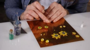 El yapımı takı polimer Clay onu studio tablo oluşturma yetenekli kadın sanatçı kapatın.