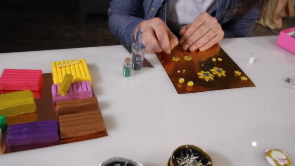 关闭熟练的女艺术家创造手工珠宝从聚合物粘土在她的工作室的桌子上 — 图库视频影像
