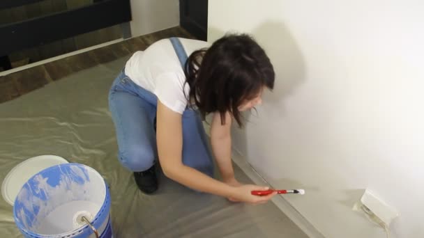 Mujer Joven Pintando Pared Con Pincel Pintura Blanca — Vídeos de Stock