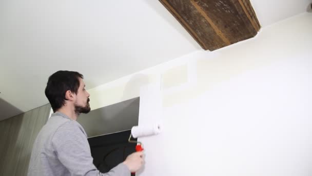 Joven Pintando Pared Con Pintura Blanca — Vídeo de stock