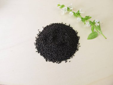 Superfood fesleğen tohumu ahşap tahta üzerinde