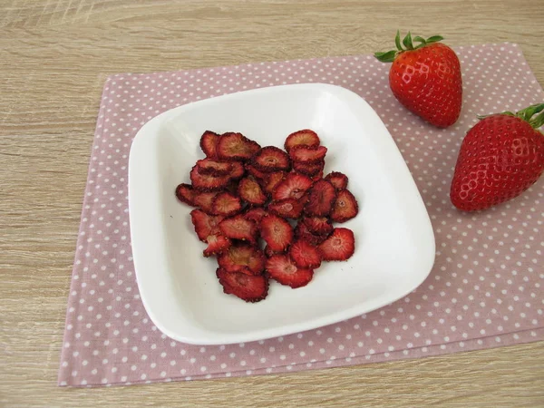 新鲜和自制的干草莓 — 图库照片