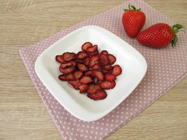 Frische Und Hausgemachte Getrocknete Erdbeeren — Stockfoto