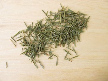 Ahşap tahta üzerinde kurutulmuş ardıç yaprakları