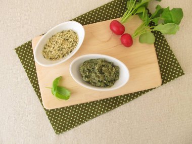 Ev yapımı vegan kenevir fesleğen ile yapıştırmak