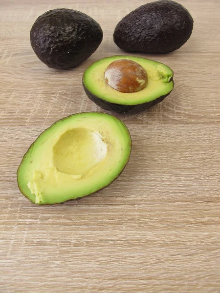 Frische Haß Avocado Auf Dem Tisch — Stockfoto