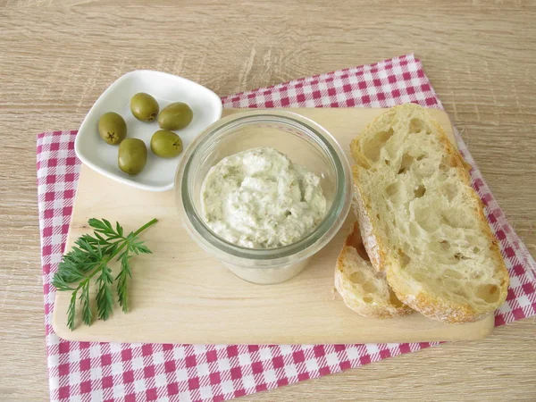 Bröd Spridningen Gröna Oliver Och Färskost — Stockfoto