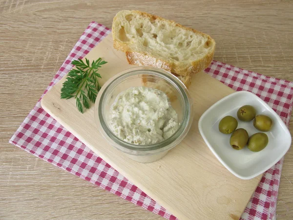 Brood Verspreiding Van Groene Olijven Roomkaas — Stockfoto