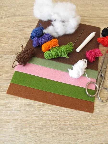 Filt Garn Och Fiberfill För Crafting — Stockfoto