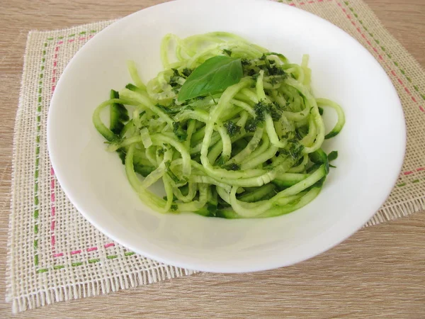 Salada Pepino Espaguete Com Macarrão Vegetal Formar Espiralizadores — Fotografia de Stock