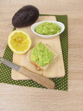 Avokado ve limon sandviç ekmek üzerine ekmek yaymak
