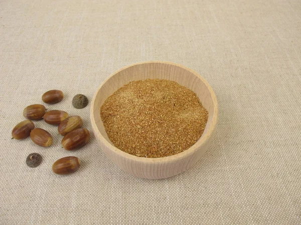 木製のボウルに小麦粉を自家製ドングリ — ストック写真