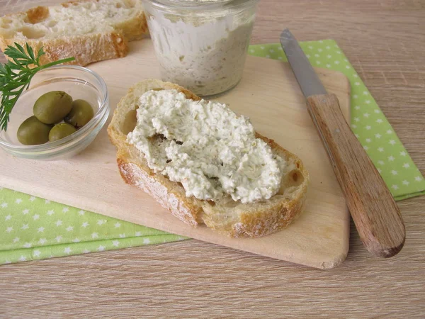 Verspreiding Van Groene Olijven Roomkaas Wit Brood Brood — Stockfoto