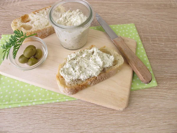 Verspreiding Van Groene Olijven Roomkaas Wit Brood Brood — Stockfoto