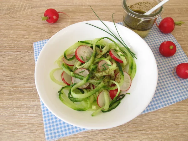 Insalata Cetrioli Spaghetti Con Tagliatelle Vegetali Forma Spiralizer Und Ravanello — Foto Stock