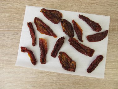 Kağıt üzerinde kurutulmuş domates