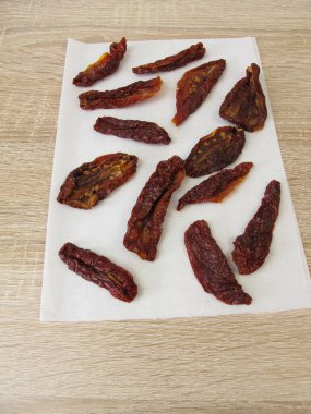 Kağıt üzerinde kurutulmuş domates