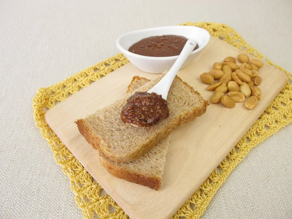 Bröd Med Saltade Jordnötter Choklad Grädde — Stockfoto