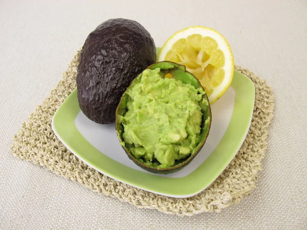 Guacamole Mit Zitrone Avocadoschale — Stockfoto