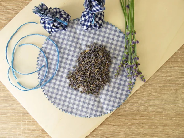 Att Göra Lavendel Påsar Med Torkade Lavendelblommor — Stockfoto