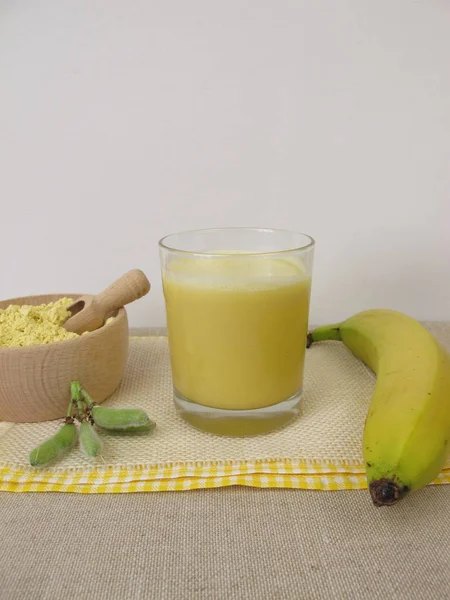 Gelber Veganer Shake Mit Lupinenmehl Und Banane — Stockfoto