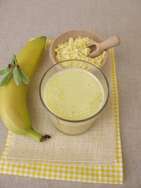 Gelber Veganer Shake Mit Lupinenmehl Und Banane — Stockfoto