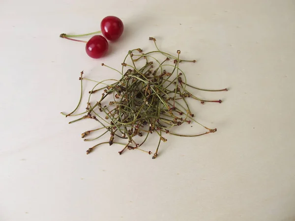 替代药物中的干樱桃茎 — 图库照片