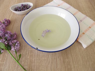 Eflatun çiçekler ile sağlık banyo