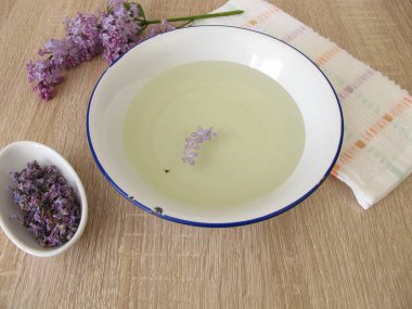 Eflatun çiçekler ile sağlık banyo