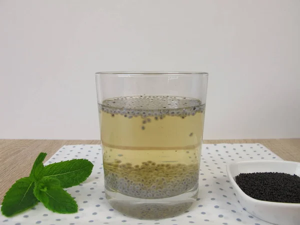 Herbata Lodowa Nasionami Bazylii — Zdjęcie stockowe