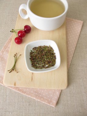 Kurutulmuş kiraz sapından bitki çayı.