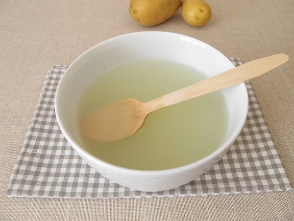 調理ジャガイモ餃子から水餃子スープ — ストック写真
