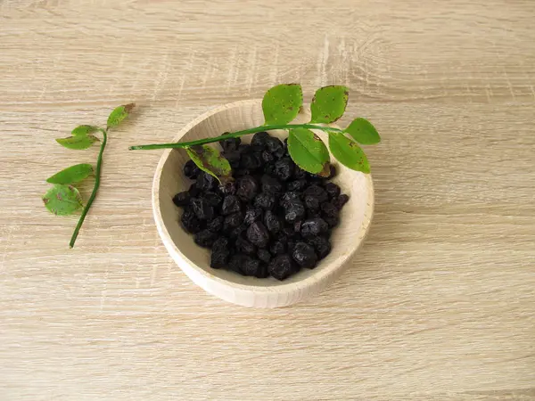 Gedroogde Bosbessen Een Houten Kom — Stockfoto