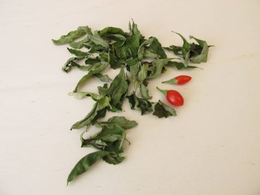 Tahta bir tahta üzerinde kurutulmuş goji yaprakları