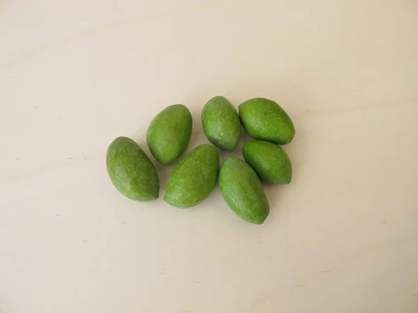 Aceitunas Verdes Inmaduras Una Tabla Madera —  Fotos de Stock