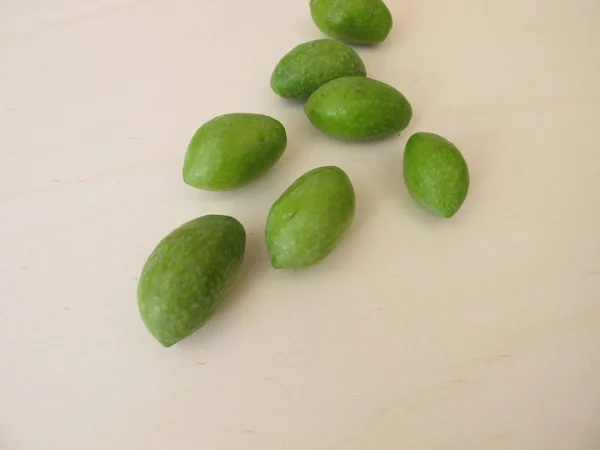 Olives Vertes Non Mûres Sur Une Planche Bois — Photo